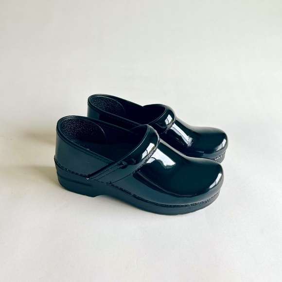 Dansko Black Patent Leather Clogs size EUR 38, US 7.5 - Picture 1 of 16